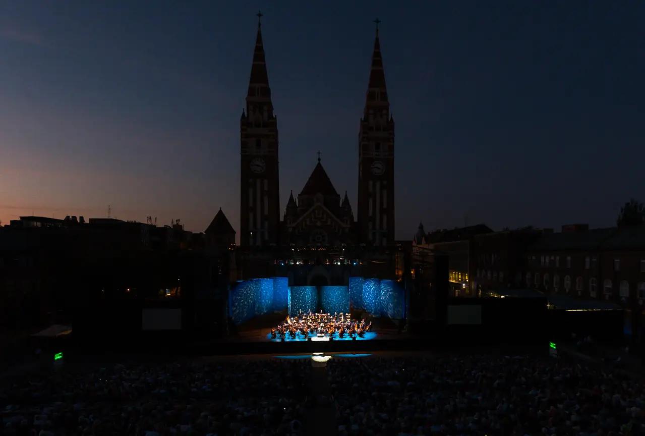 Júliusi Ajándékkoncert a csillagok alatt